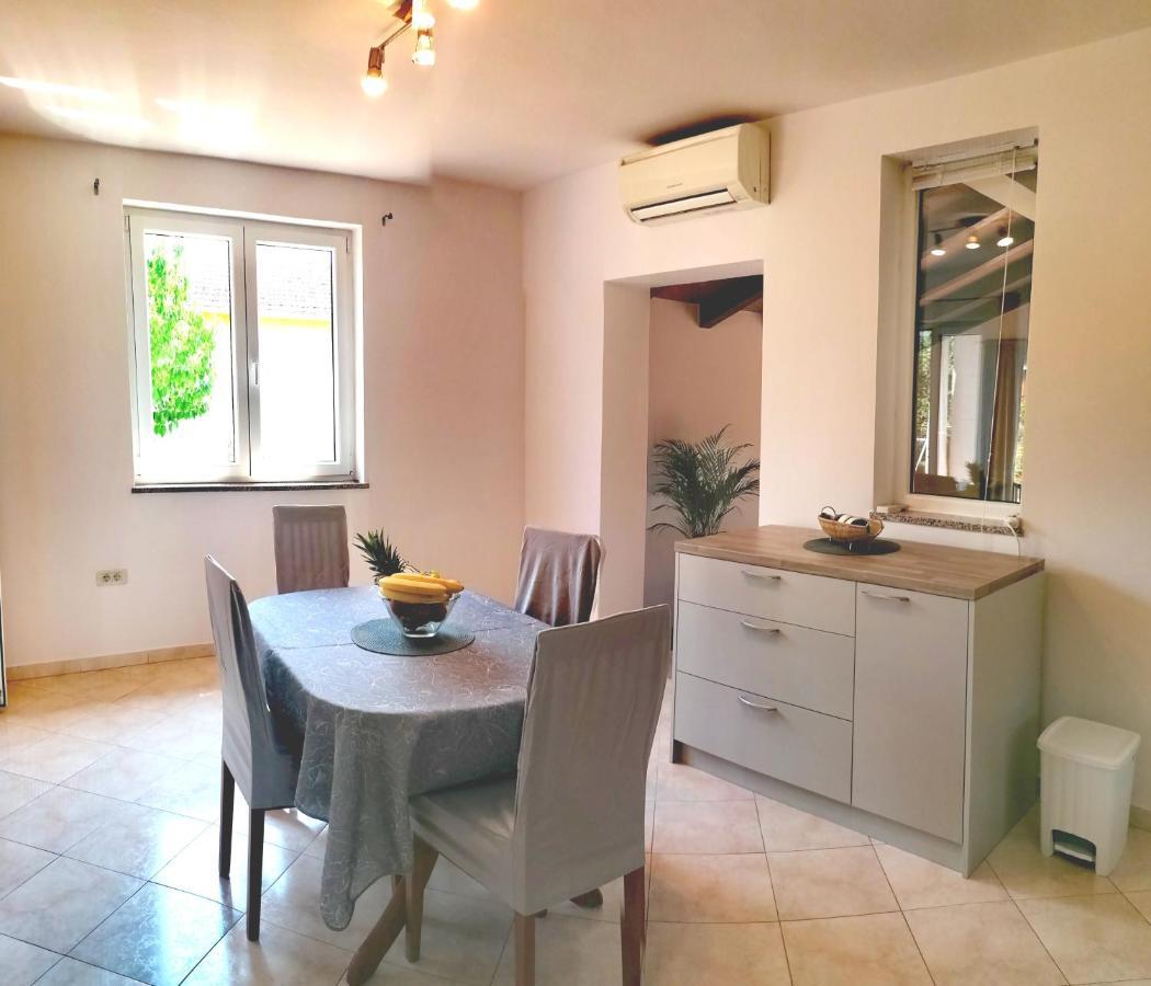 Cozy House With Pool Near Rovinj Apartment Kanfanar Bagian luar foto