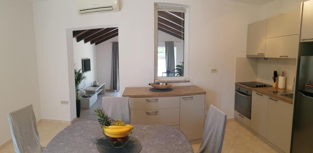 Cozy House With Pool Near Rovinj Apartment Kanfanar Bagian luar foto